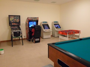 Pequena sala de jogos que funcionam colocando moedinhas de peso