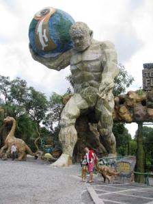 O Gigante Semeador, logo na entrada do parque