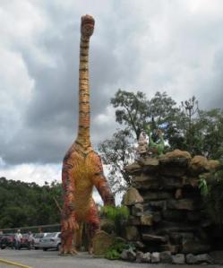 Um dino gigante logo na esntrada do parque